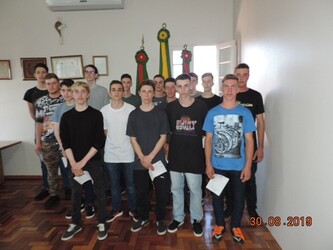 Jovens realizam Juramento à Bandeira