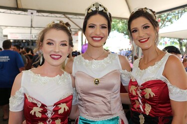 Soberanas prestigiam 5ª Festa do Pêssego
